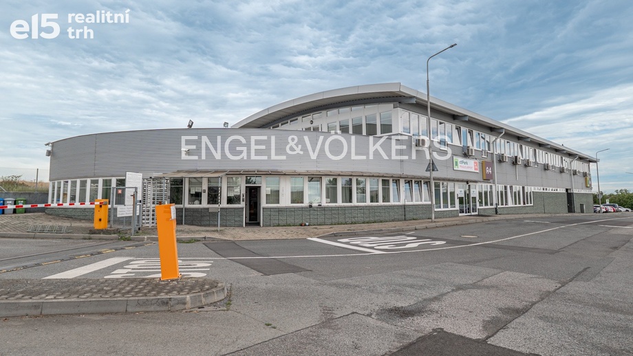 Pronájem skladu 4 500 m², Kněževes