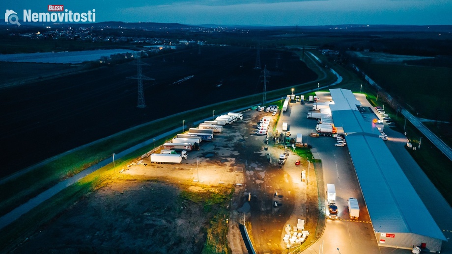 Prodej komerčního pozemku 2 222 m², Měnín