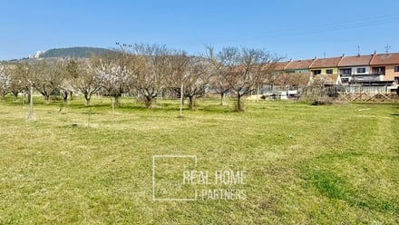 Prodej komerčního pozemku 2 700 m², Perná