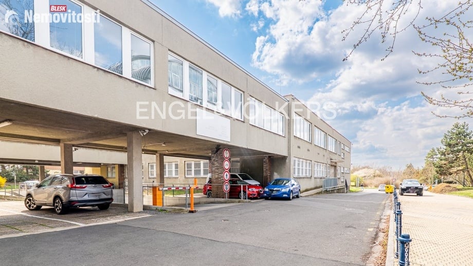 Pronájem výrobního prostoru 1 100 m², Praha - Braník