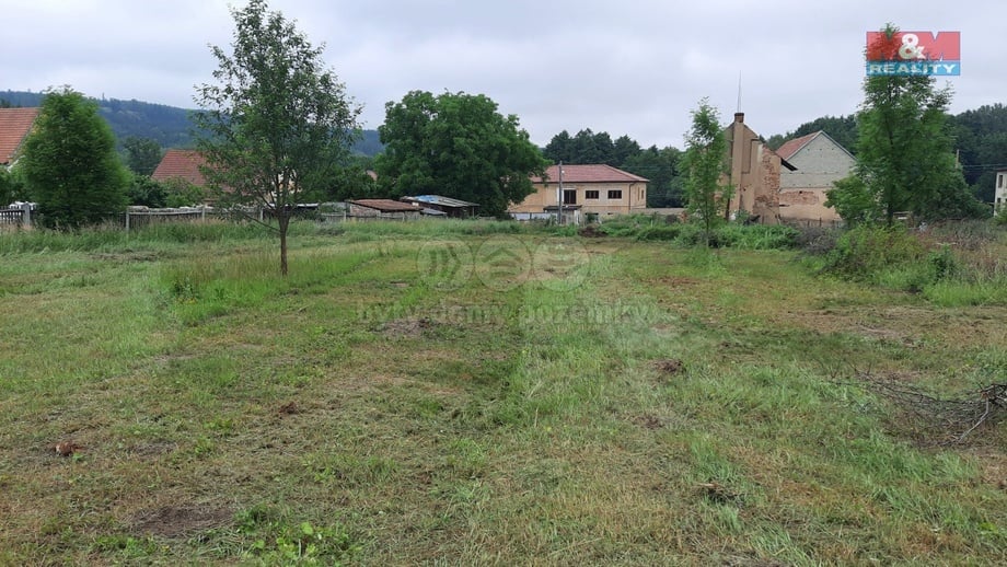 Prodej stavebního pozemku 1 674 m², Oráčov