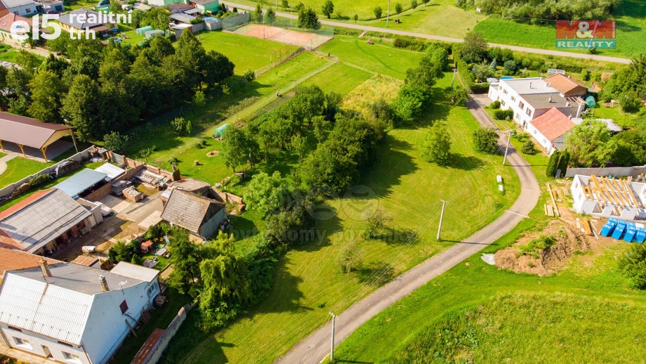 Prodej stavebního pozemku 1 021 m², Uhřice