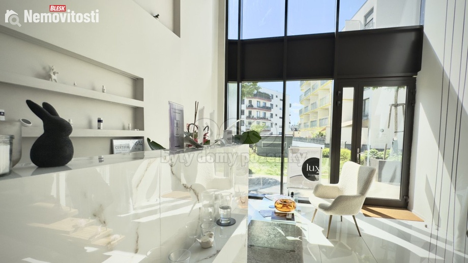 Pronájem obchodního prostoru 18 m², Praha 12