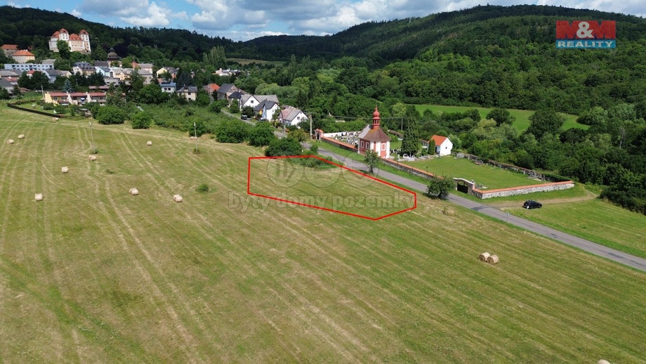 Prodej 1 556 m², Valeč