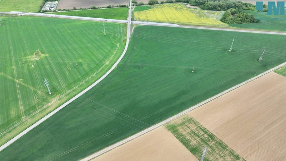 Prodej pole 23 999 m², Sentice