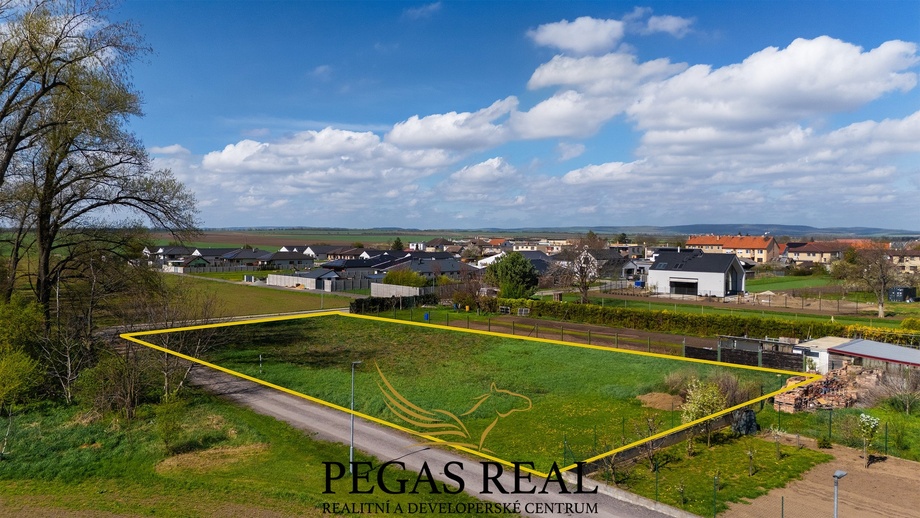 Prodej stavebního pozemku 1 921 m², Cvrčovice