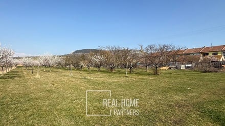 Prodej komerčního pozemku 2 700 m², Perná