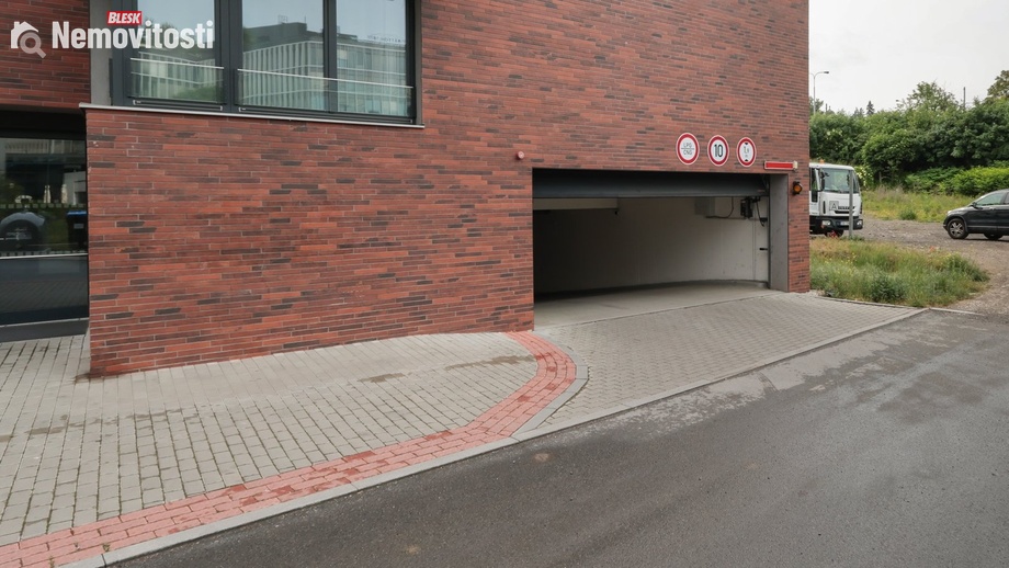 Pronájem garážového stání 18 m², Praha - Libeň