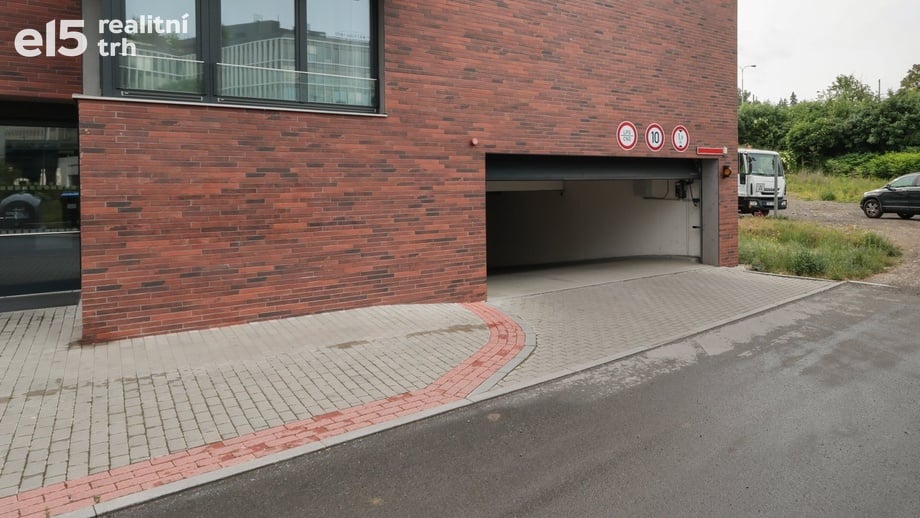 Pronájem garážové stání, 18 m² - Praha - Libeň