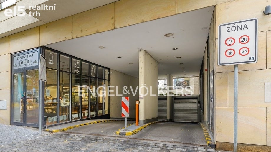 Pronájem garážové stání, 16 m² - Praha - Smíchov