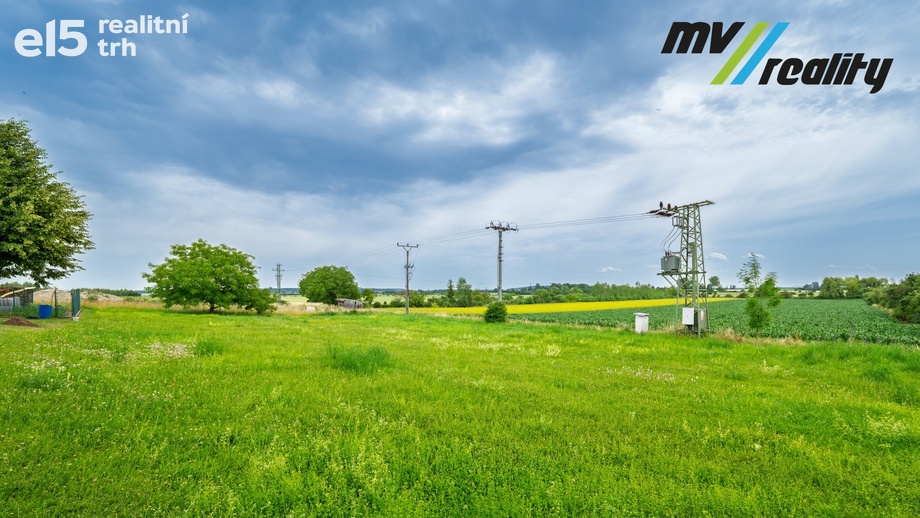 Prodej stavebního pozemku 1 731 m², Úmyslovice