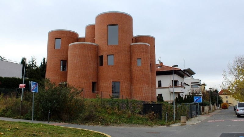 Jak vypadá interiér Okamurovy vily? Architekt ukázal snímky netradiční stavby