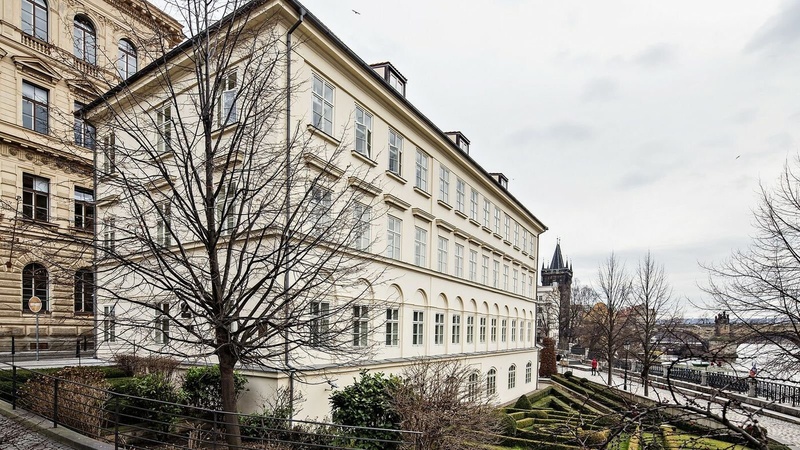 Luxusní hotel Four Seasons u Karlova mostu je na prodej. Zájem má Kellnerová