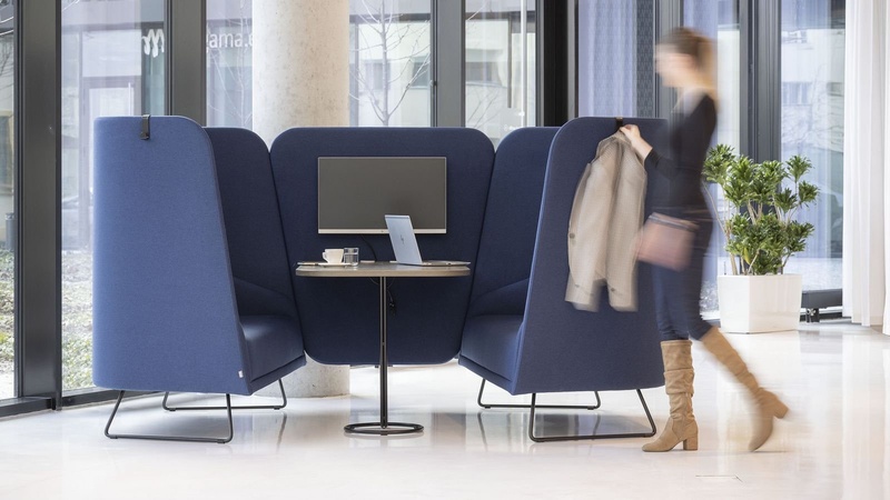 Do kanceláří dorazil soft seating. Gauče a křesla je mění na příjemné místo