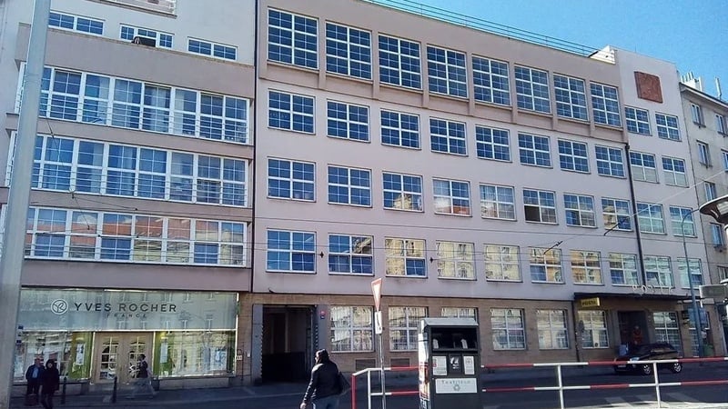 Poštovna na Letné nebo budovy v Ostravě. Česká pošta prodává další balík nemovitostí za miliardu