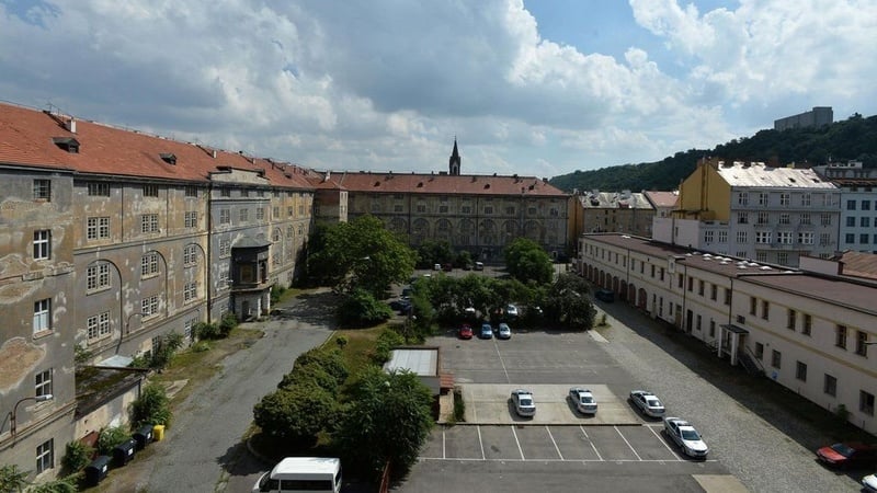 Kasárna Karlín ožívá, ale zatím jen na nádvoří. Volnočasové centrum žádá ve sbírce o pomoc