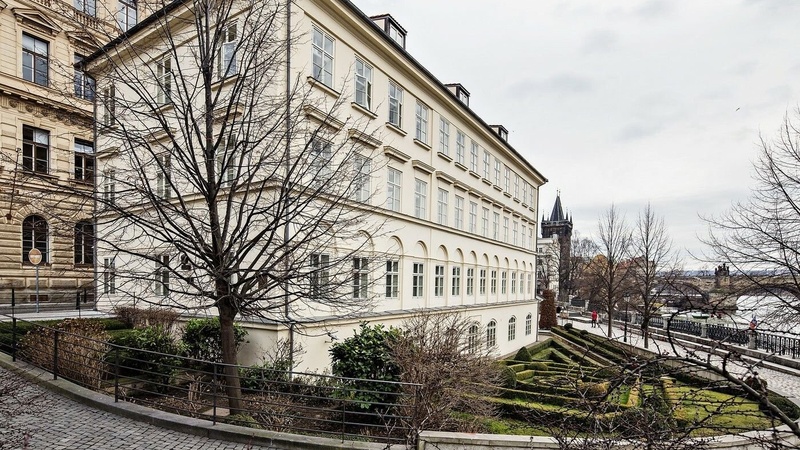 Kellnerová s Otrubou smějí ovládnout pražský hotel Four Seasons, antimonopolní úřad dal transakci zelenou