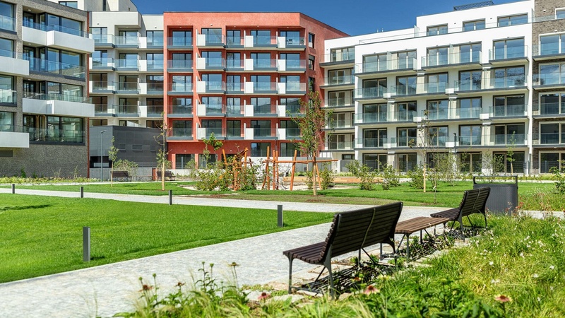 Dostupnost bydlení v Praze se opět zhoršila. Na koupi bytu se šetří 15,5 roku