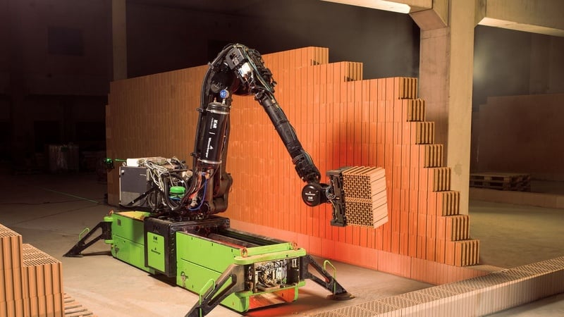 Robot místo zedníka. Čeští roboti stavějí v Anglii celou ulici, brzy se zapojí i 3D tisk