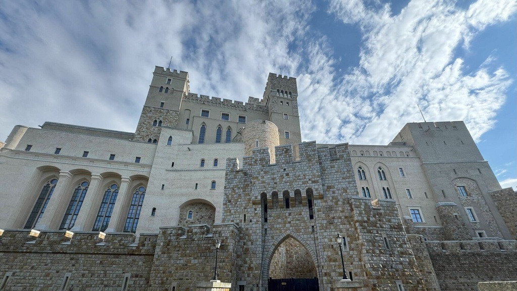 Peníze z Kypru, kámen z Polska a nervy z oceli. Bílý středověký hrad Stobnice patrně vznikl načerno