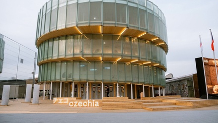 Stavební gigant ovládl českého specialistu na skleněné fasády. Opláštění dodal i na Expo