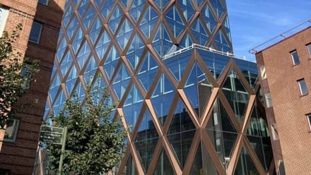 Stavební gigant ovládl českého specialistu na skleněné fasády. Opláštění dodal i na Expo