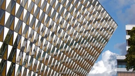 Stavební gigant ovládl českého specialistu na skleněné fasády. Opláštění dodal i na Expo