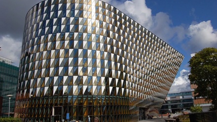 Stavební gigant ovládl českého specialistu na skleněné fasády. Opláštění dodal i na Expo