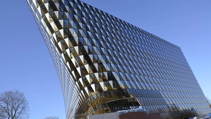 Stavební gigant ovládl českého specialistu na skleněné fasády. Opláštění dodal i na Expo