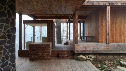 Dům s výhledem na Medník levituje nad terénem. Pan domácí s kamarádem tesařem jej postavili sami