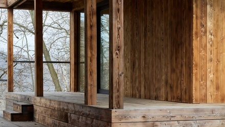 Dům s výhledem na Medník levituje nad terénem. Pan domácí s kamarádem tesařem jej postavili sami