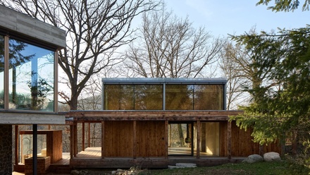 Dům s výhledem na Medník levituje nad terénem. Pan domácí s kamarádem tesařem jej postavili sami