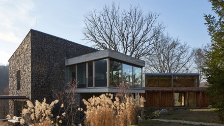 Dům s výhledem na Medník levituje nad terénem. Pan domácí s kamarádem tesařem jej postavili sami