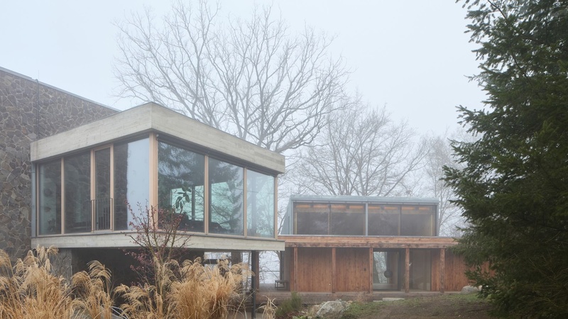 Dům s výhledem na Medník levituje nad terénem. Pan domácí s kamarádem tesařem jej postavili sami