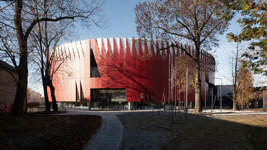 Je červená, má korunu a uvnitř to vypadá jako v pokojíčku. Jihlava má novou arénu za dvě miliardy