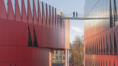 Je červená, má korunu a uvnitř to vypadá jako v pokojíčku. Jihlava má novou arénu za dvě miliardy