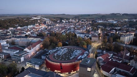 Je červená, má korunu a uvnitř to vypadá jako v pokojíčku. Jihlava má novou arénu za dvě miliardy