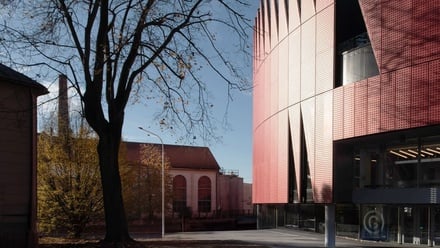 Je červená, má korunu a uvnitř to vypadá jako v pokojíčku. Jihlava má novou arénu za dvě miliardy