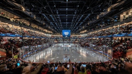 Je červená, má korunu a uvnitř to vypadá jako v pokojíčku. Jihlava má novou arénu za dvě miliardy