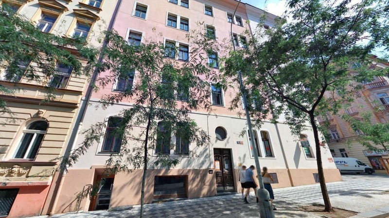 První viditelný přírůstek do majetku Kellnera juniora. Získal budovu na Vinohradech