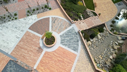 Začínali se zámkovou dlažbou, dnes stojí za produkty, které zabezpečují české i německé dálnice