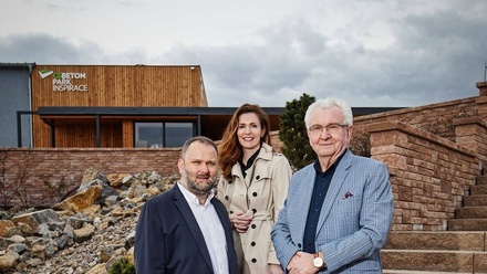 Začínali se zámkovou dlažbou, dnes stojí za produkty, které zabezpečují české i německé dálnice