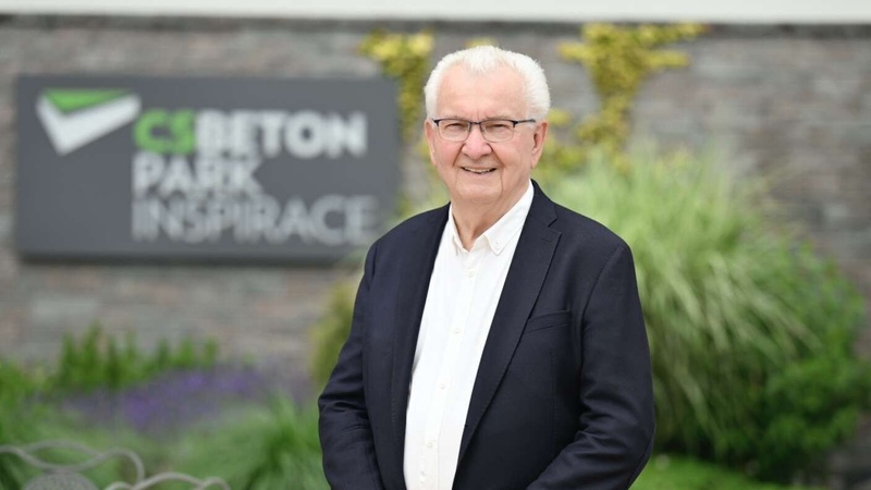 Začínali se zámkovou dlažbou, dnes stojí za produkty, které zabezpečují české i německé dálnice