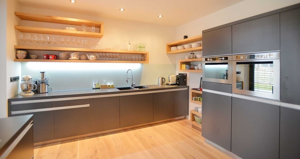 Prodej nízkoenergetického domu 6+kk s garáží pro 3 vozy, na střeše s FVE a vzrostlou zahradou, Praha - Dolní Chabry.