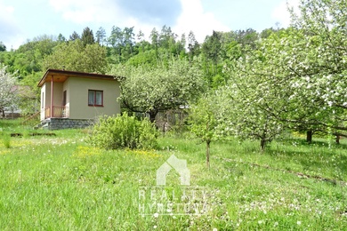 Prodej zděné chaty umístěné na rovinaté slunné zahradě, CP 782 m2, elektřina, užitková voda, Blansko  - Bačina, Ev.č.: 21010397