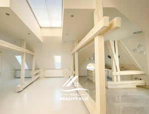 Pronájem jedinečného podkrovního bytu 3+kk, 123 m² – Ostrava – Hrušov, ul. Stará cesta