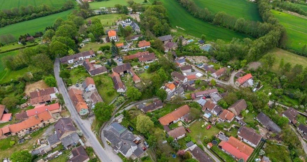 Dům 2+1 o výměře 100 m2 s možností rozšíření až na 5+KK o výměře 220m2, pozemek 800 m², 7 km od Benátek a skvělou dostupností (40 km od Prahy)