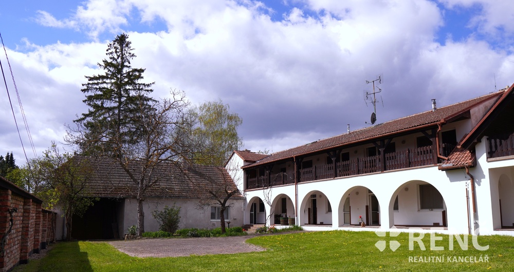 Prodej souboru nemovitostí v centru Podivína vhodného k bydlení či podnikání.