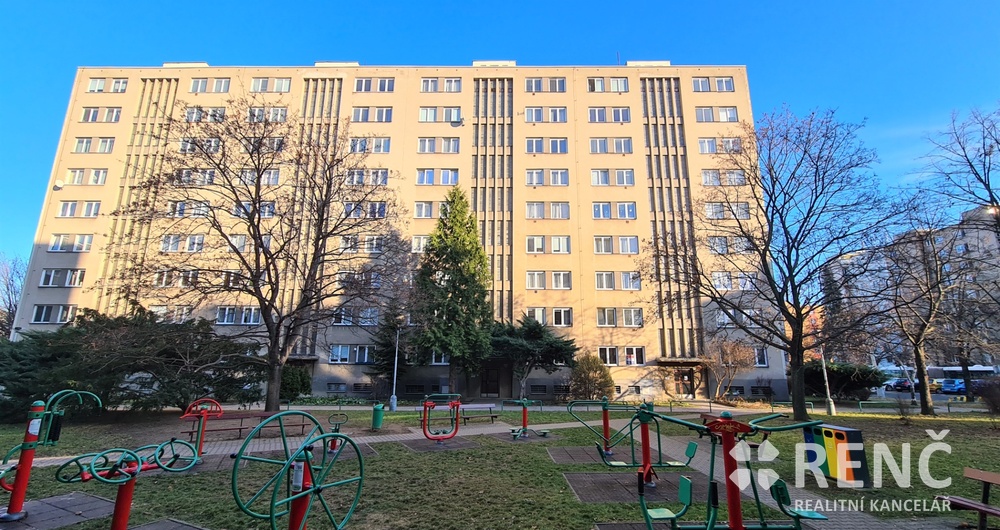 Prodej bytu 3+1 o ploše 75 m2 s lodžií po rekonstrukci v udržovaném bytovém domě  v klidné části ulice Hlavní v Záběhlicích a garážového stání nedaleko domu.