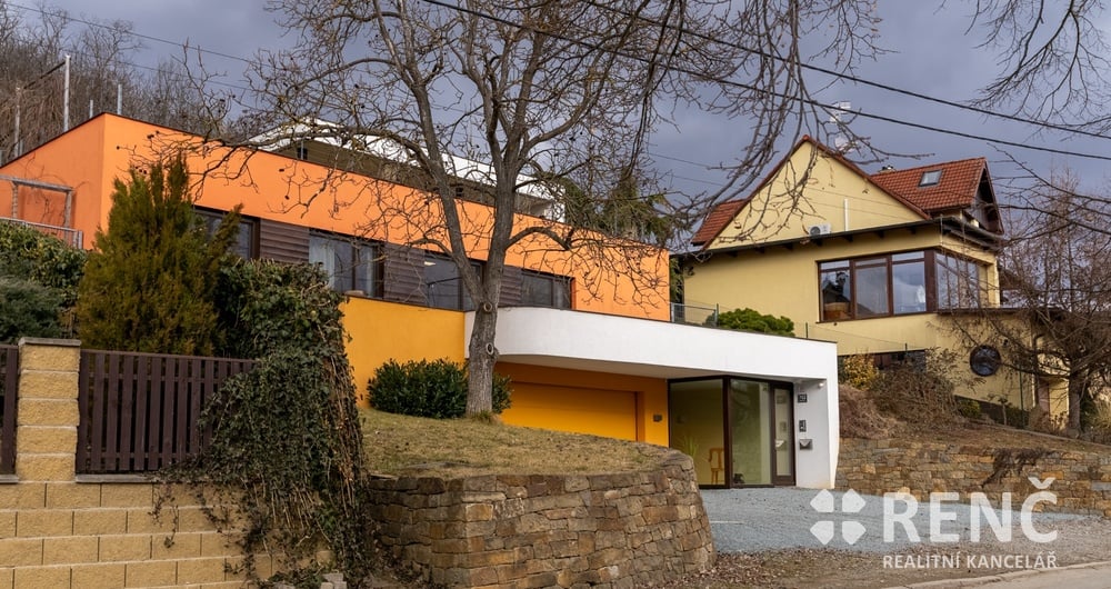 Prodej moderně řešené třípodlažní vily s velkou zahradou v ulici Křivánky v Brně Bosonohách.